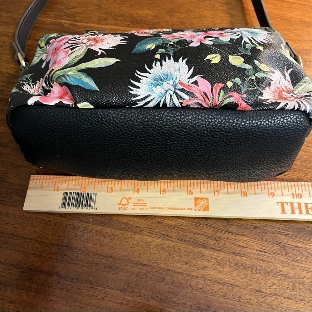 Vintage Liz Claiborne Women's
Harper Shoulder Tropical Classy purse. - Picture 14 of 14